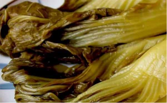 插旗菜業(yè)出口酸菜用食品X光機檢查，卻把腳踩的供給國內(nèi)